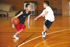 中学バスケット部 男子バスケットボール部の目標は県大会優勝。あこがれの高校生の先輩たちを目指して、日々練習に励んでいます