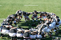 試合前の円陣、グランドの中では生徒自ら判断し、ゲームを組み立てる