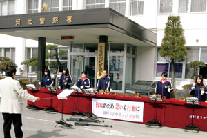 ③被災地の慰問活動でハンドベルの演奏を披露する児童文化部