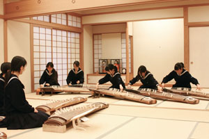 大妻photo① 指揮者のいない箏曲は、息を合わせるのが大変
