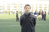 顧問８年目の富澤先生は、生徒の自主性に任せる指導を実践