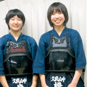 生徒写真 左 : 岩永恵梨子さん(中3)部長。先輩を立てるしっかり者 右 : 橋本真緒さん(高1)中学時代は大将として活躍した