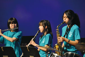 「観客に伝わる音楽を奏でる」をモットーに、卒業生をコーチとして招いて練習に励む吹奏楽部