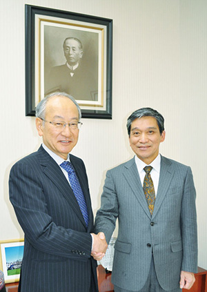 明治大学・福宮学長と小岩新校長