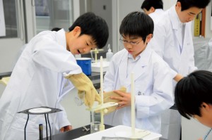 1クラスを2分割して行われる理科実験授業。