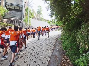 本校から1.8kmにある披露山 (標高92.5m)への避難訓練も実施