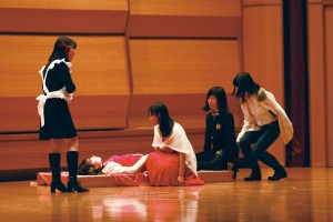 中3では「ロミオとジュリエット」を原書で読み、登場人物の心情を解釈した上で、オリジナルの英語劇を作り、全員がキャストとなって演じます。
