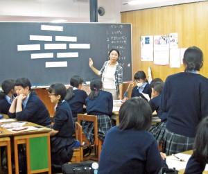 難民問題についてワークショップを行う高1の生徒たち