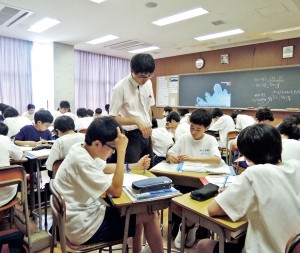 数学の答え、解き方を議論し合う