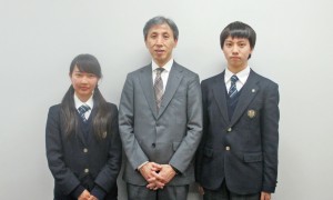 中学教頭島村雄一先生と、鈴木涼馬君、松下真菜さん。
