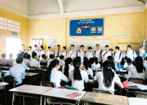 カンボジア研修で現地の子どもたちと交流する男子部の生徒たち。この経験が「心の豊かさ」について考えるきっかけに