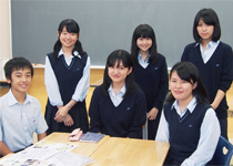 前列左から、田中君、原田さん、有賀さん 後列左から、成田さん、荒井さん、馬場さん 