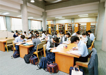 放課後は高校生を中心に多くの生徒が自習する姿が見られる図書館