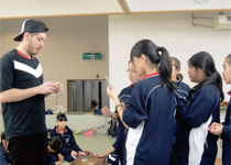 林間学校の「英語で教わるミサンガ作り」など、行事にも英語体験がある