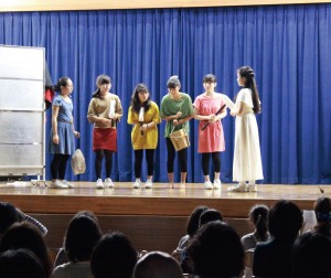 日常英会話の練習からイベントの参加など、英語を使ってさまざまな活動に参加するESS。三輪田祭では英語劇に挑戦！
