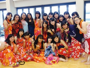 ハワイの文化を学ぶために、ハワイの精神が宿るフラダンスとハワイの歌を習う時間も