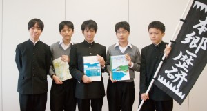 左から、溝川くん、小金丸くん（中学部長）、井上くん（部長）、草間くん（中学副部長）、阿部くん。手に持っているのが、1年の研究をまとめた活動成果報告書。報告書は図書館で閲覧可能