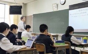 生徒はタブレットを用いて勉強に取り組みます