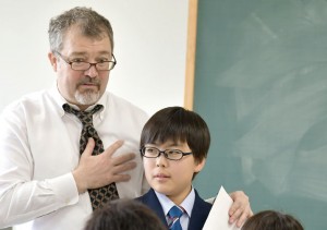 ネイティブ教師と日本人教師の複数体制で、生きた英語を学ぶ