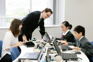 中1の英語の授業。ネイティブの先生と日本人の先生のチームティーチング、アクティブラーニング形式で実施される