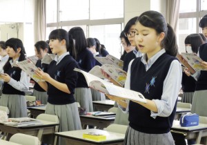 歌唱ではソロ、合唱それぞれの基礎を学びながら、歌う楽しさを知っていく。音楽室いっぱいに美しい歌声が響き渡る