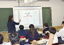 デジタル教科書で漢字の書き順を拡大表示、空で書き順をなぞって確認します