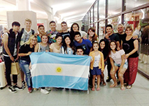 留学最終日、バスターミナルで集まった友達と。世界中の国から来た留学生とスペイン語や英語で交流を深めてきた