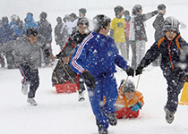 本校名物の「雪中」運動会での「ソリリレー」