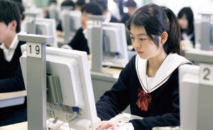 情報の授業では、各自に1台ずつPCが用意され、ICTを活用できる人材を育成しています。