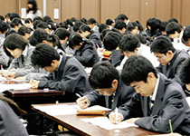 高1の行事は進学合宿。中学範囲をしっかり復習することで、高校の学習や進路に向けての意識が高まる