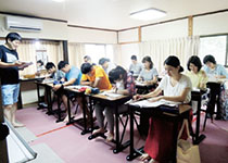 講習がスタート ▶文系は国語・英語・数学・日本史または世界史、理系は数学・理科・英語の講習を行う。 