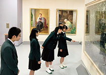 オーディトリアムで絵画に見入る生徒たち。まるで美術館の赴きだ