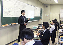 井岡先生の社会科ではグループごとに導き出した答えを発表しクラスで議論。設備が整い、効率的に発表が行えるようになった
