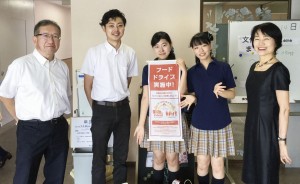 学校玄関で行ったフードドライブ活動。校長先生も協力してく れました