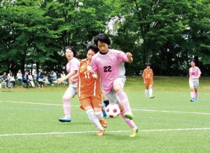 女子サッカー部の練習風景。強豪との試合でも結果が出るようになってきた