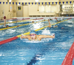 25ｍ×６コースの室内温水プール、床暖房のプールサイドという充実の環境で年間をとおして練習する水泳クラブ