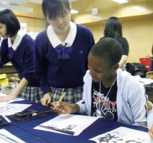 タンザニアからの留学生と書道を通じて交流！