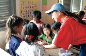 高校生はNPO法人と連携し、カンボジアで支援活動を学ぶ機会も