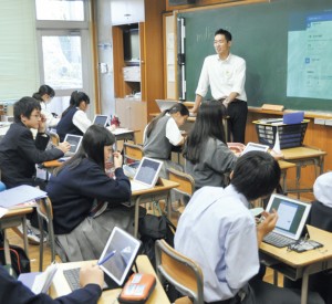 学習支援ソフトを導入し、宿題の提出やスケジュール管理もタブレットで行う