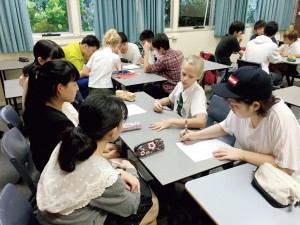 姉妹校の授業では、現地の生徒と一緒に勉強。コミュニケーションを取る手段ももちろん英語のみ