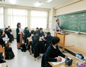 4～5人1組でグループ学習を行い、お互いに教え合うことにより、学力の向上が期待できる