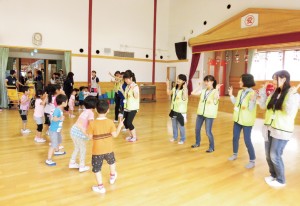 被災地・釜石市の保育園で一緒に夏祭りを盛り上げる