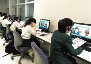 「アフタースクール」で、オンライン英会話にチャレンジする生徒たち