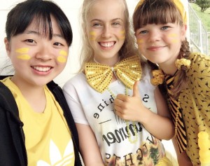 藤池凜音さんは黄色組の衣装でスポーツフェスティバルの準備