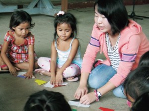 フィリピンの子どもたちとのふれあいは、貴重な体験として生徒たちの心に残ります
