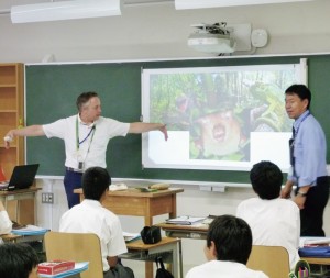 外国人教員と日本人教員による英語の授業。テキストも海外のものを使用する
