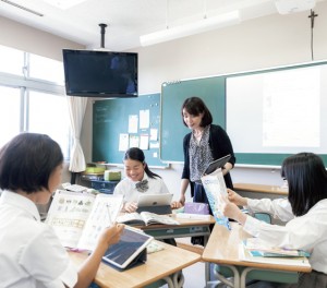 フランス語は中学３年間は週２時間必修で、初めてでも学習しやすいように自然と発音を身につけ、英語同様「聞く・読む・話す・書く」の４技能をバランスよく学習します。