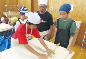 中１で行う「田植え合宿」では、そば打ち体験もします。日本の食文化について学ぶよい機会となります。