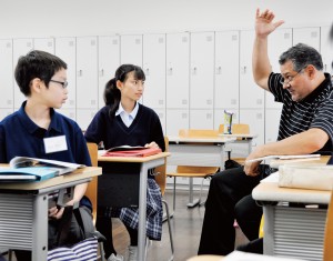 生徒10名に対してネイティブ教員１名が教える超少人数の英会話授業