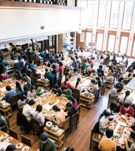 女子部の昼食。自分たちで作った食事を全員でいただく